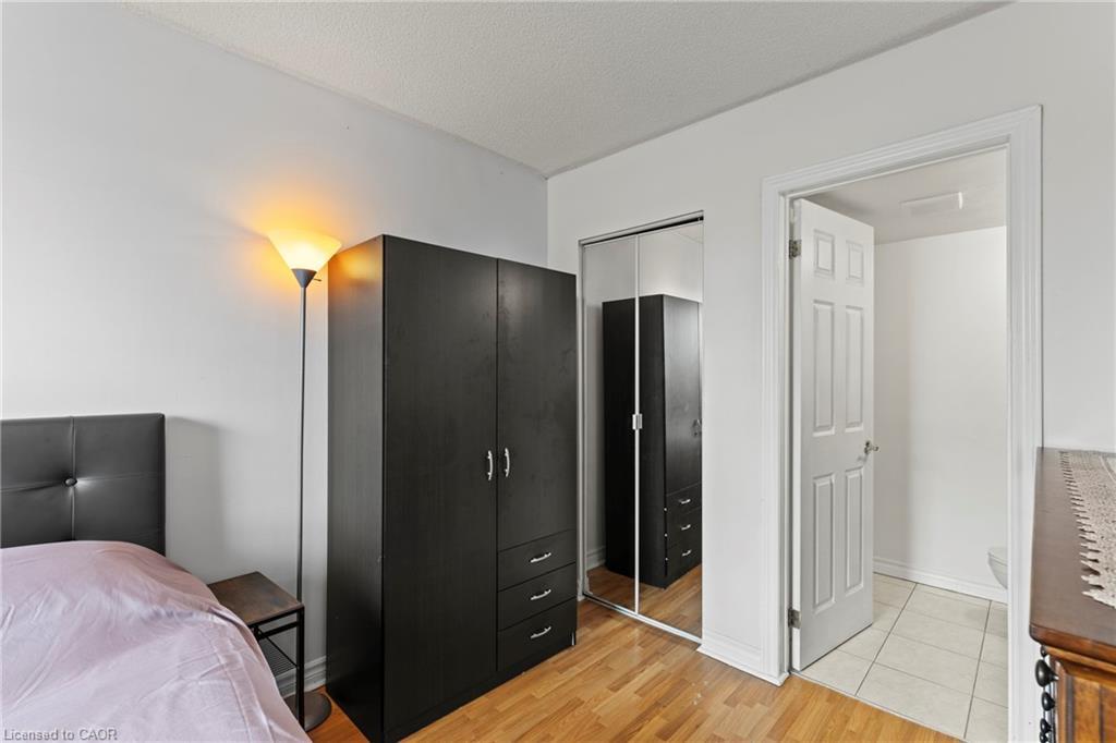 105-851 Queenston Road, Hamilton, ON - Indoor Photo Showing Bedroom