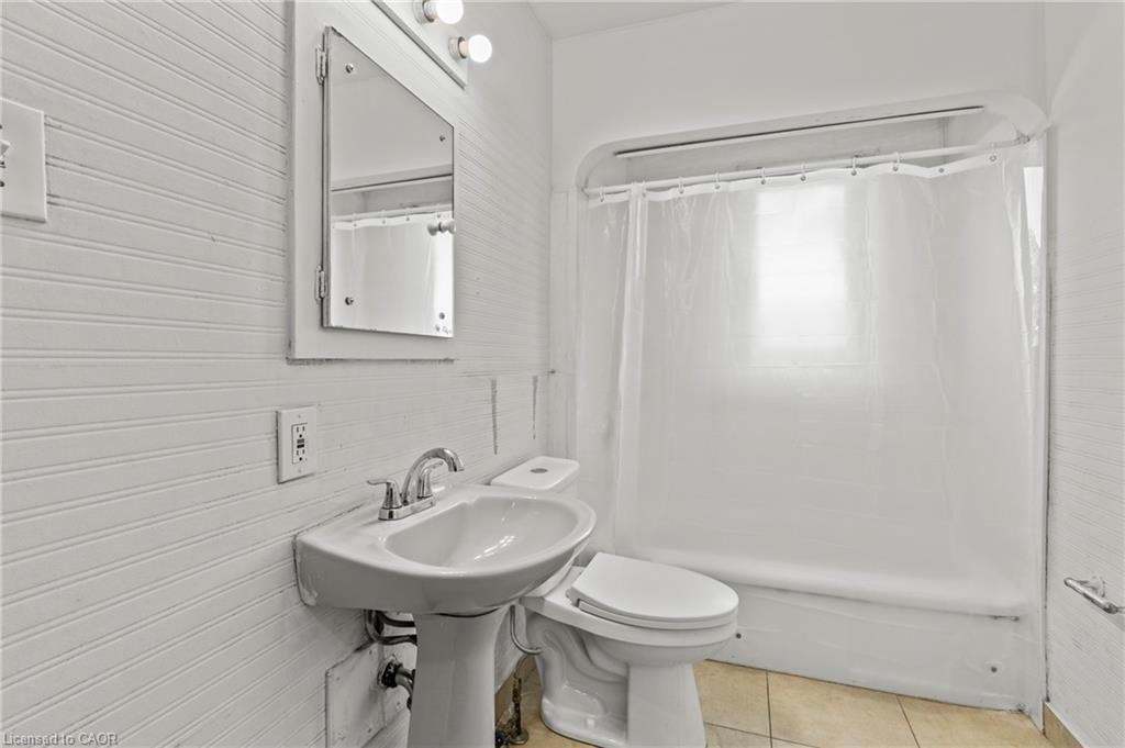 50 West 4Th Street, Hamilton, ON - Indoor Photo Showing Bathroom