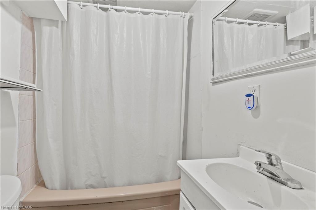 50 West 4Th Street, Hamilton, ON - Indoor Photo Showing Bathroom