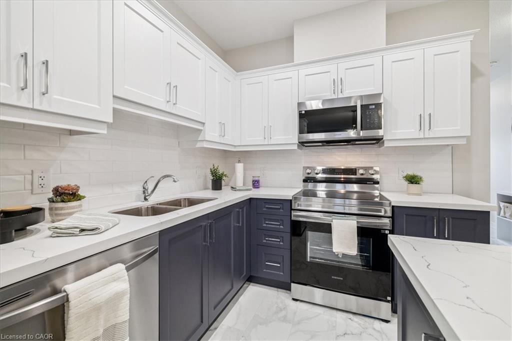 9 Wiley Trail, Welland, ON - Indoor Photo Showing Kitchen With Stainless Steel Kitchen With Double Sink