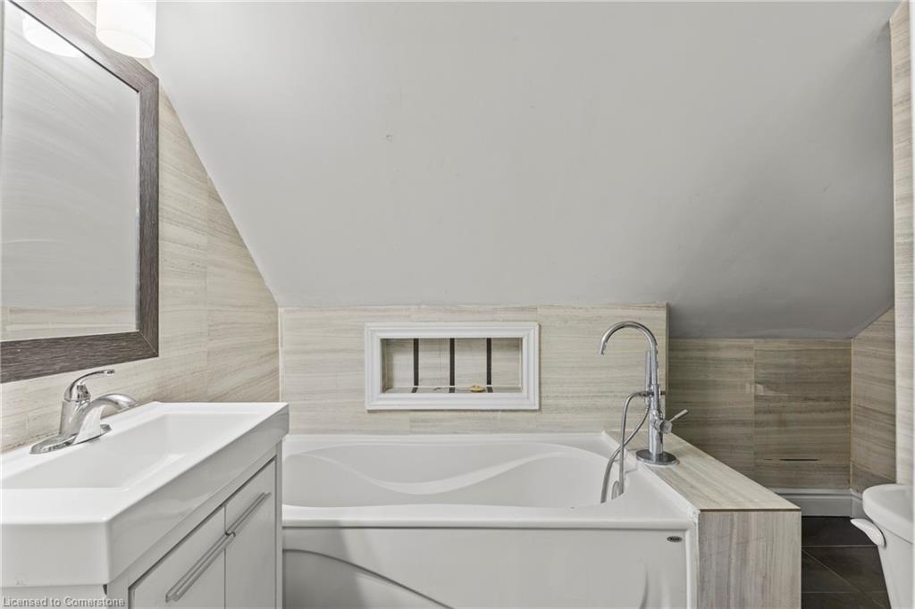 1 West Street N, Thorold, ON - Indoor Photo Showing Bathroom