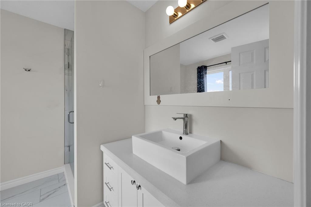 3C-164 Heiman Street, Kitchener, ON - Indoor Photo Showing Bathroom