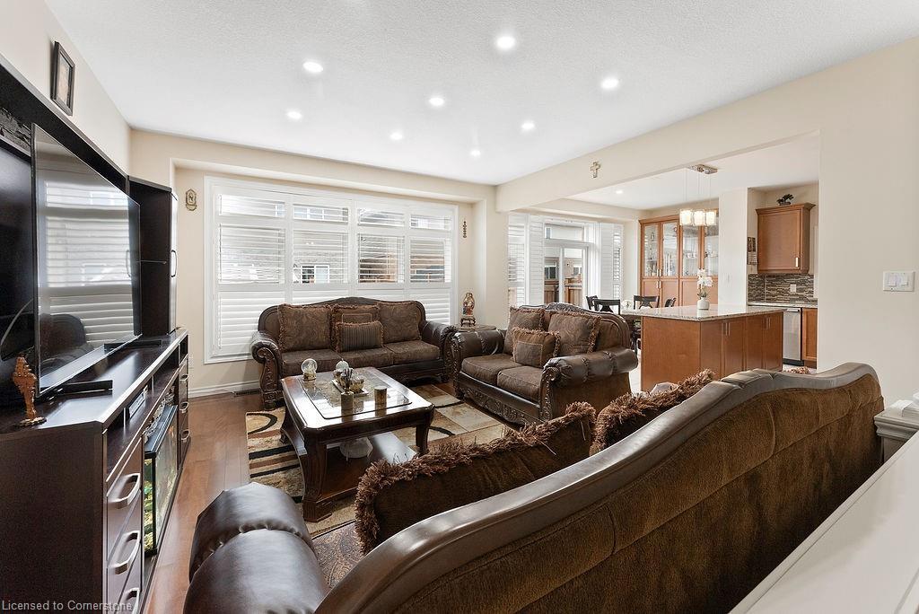 67 Bellroyal Crescent, Stoney Creek, ON - Indoor Photo Showing Living Room