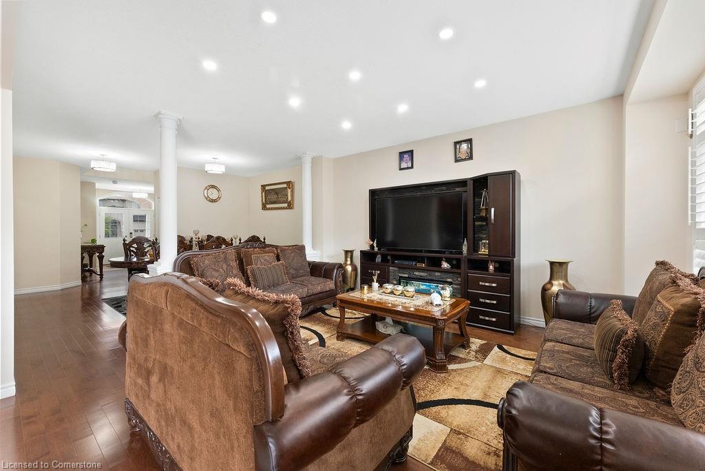 67 Bellroyal Crescent, Stoney Creek, ON - Indoor Photo Showing Living Room
