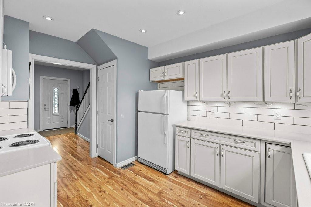 99 Robins Avenue, Hamilton, ON - Indoor Photo Showing Kitchen