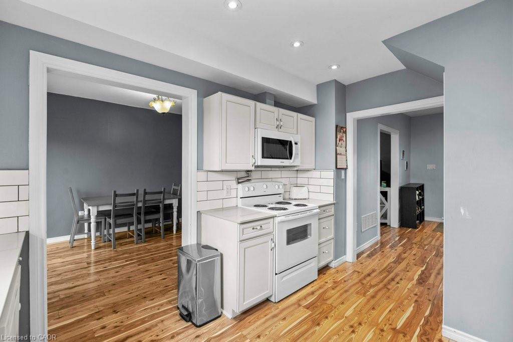 99 Robins Avenue, Hamilton, ON - Indoor Photo Showing Kitchen
