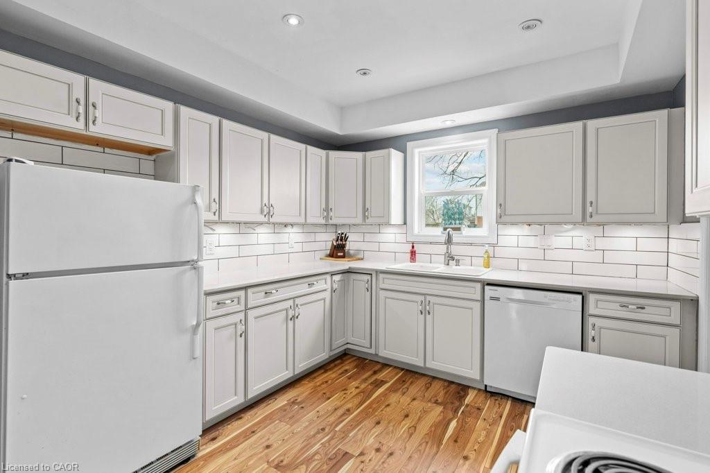 99 Robins Avenue, Hamilton, ON - Indoor Photo Showing Kitchen