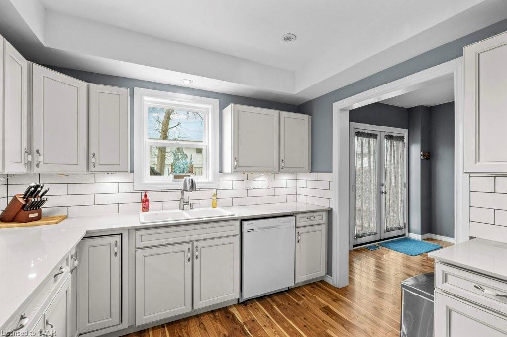 99 Robins Avenue, Hamilton, ON - Indoor Photo Showing Kitchen