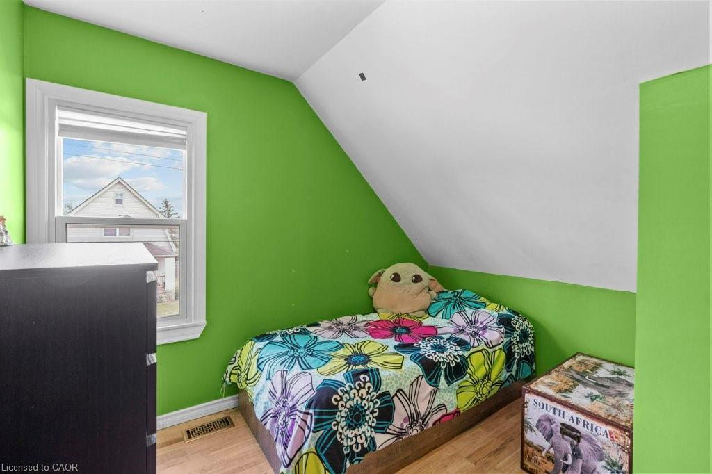 99 Robins Avenue, Hamilton, ON - Indoor Photo Showing Bedroom