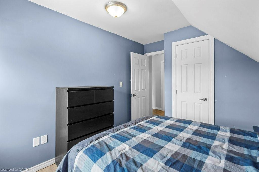 99 Robins Avenue, Hamilton, ON - Indoor Photo Showing Bedroom