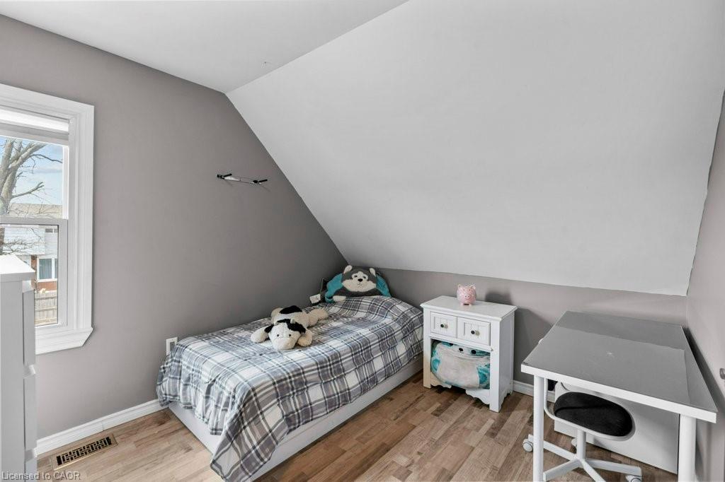 99 Robins Avenue, Hamilton, ON - Indoor Photo Showing Bedroom