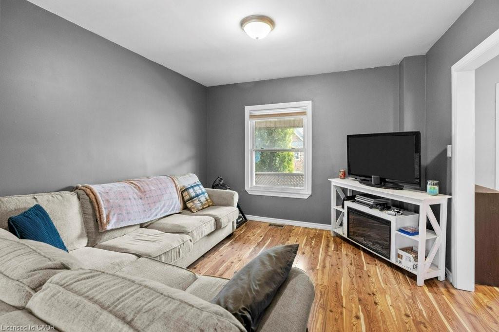 99 Robins Avenue, Hamilton, ON - Indoor Photo Showing Living Room