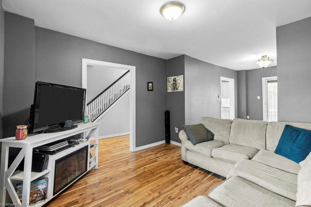 99 Robins Avenue, Hamilton, ON - Indoor Photo Showing Living Room