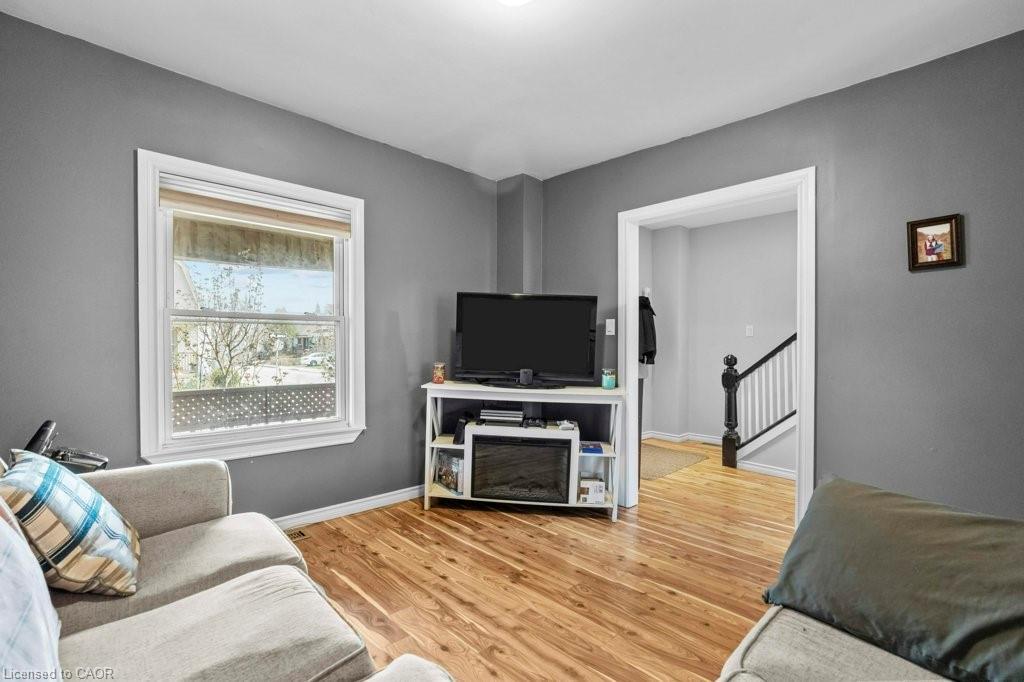 99 Robins Avenue, Hamilton, ON - Indoor Photo Showing Living Room
