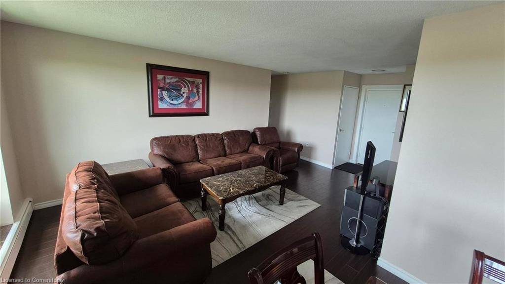 706-279 Chandler Drive, Kitchener, ON - Indoor Photo Showing Living Room