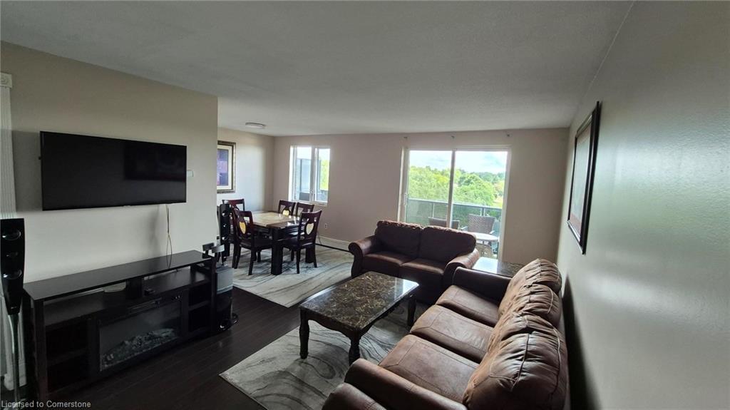 706-279 Chandler Drive, Kitchener, ON - Indoor Photo Showing Living Room