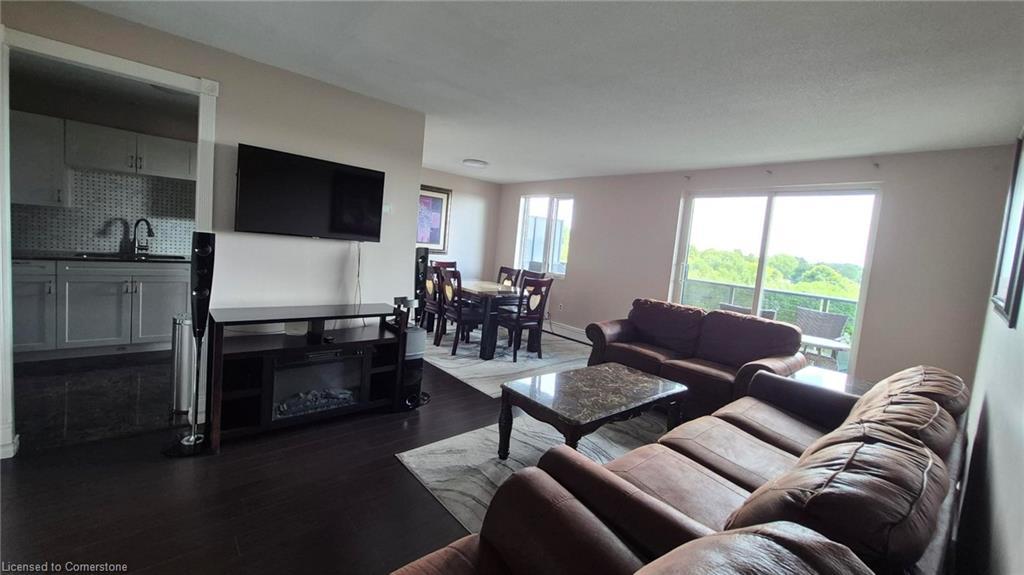 706-279 Chandler Drive, Kitchener, ON - Indoor Photo Showing Living Room