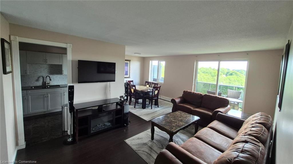 706-279 Chandler Drive, Kitchener, ON - Indoor Photo Showing Living Room