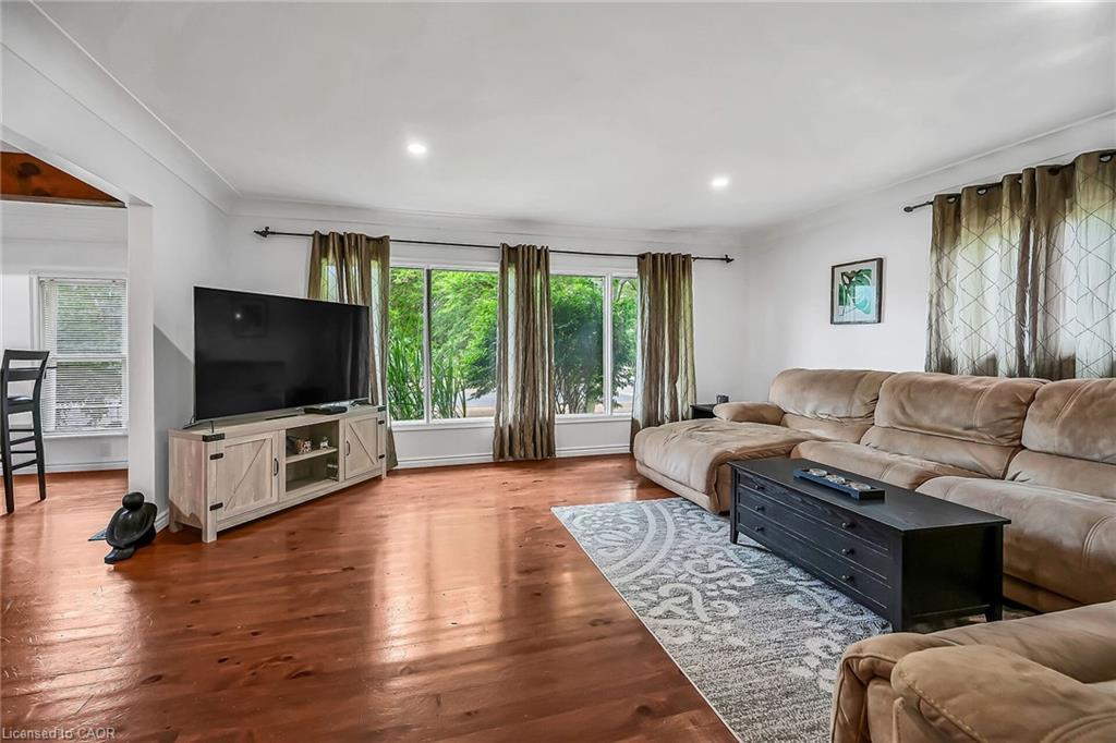4 Clifford Street, Port Dover, ON - Indoor Photo Showing Living Room
