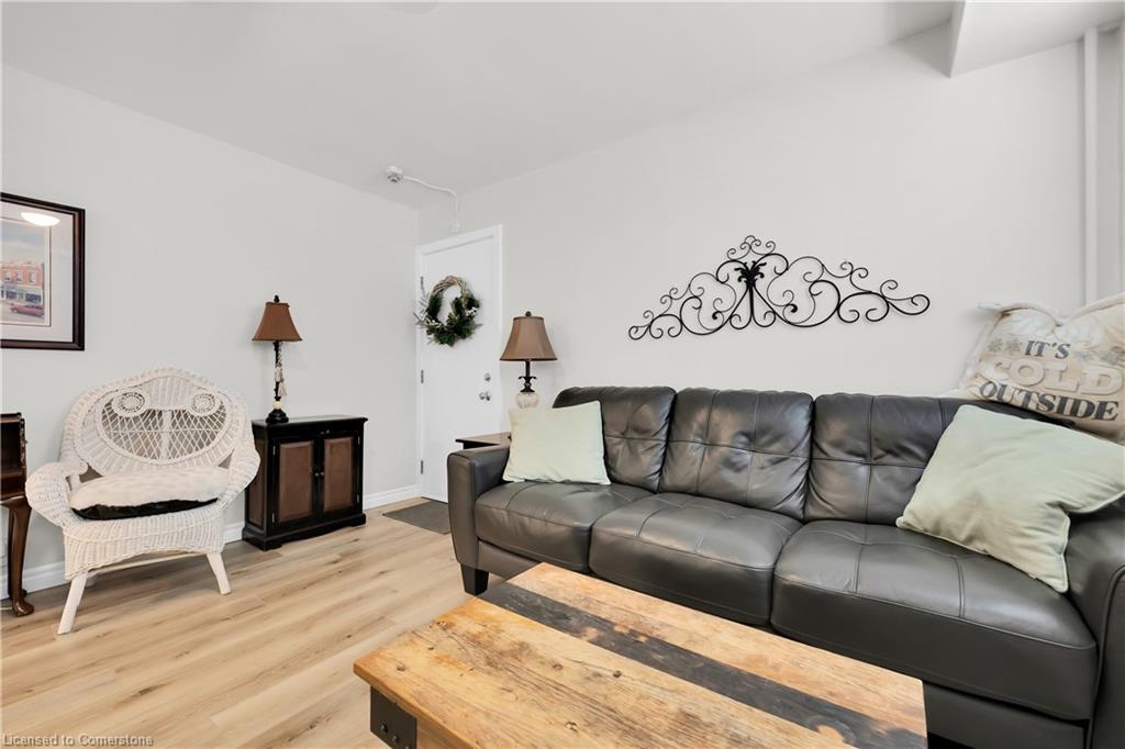 24-1347 Lakeshore Road, Burlington, ON - Indoor Photo Showing Living Room