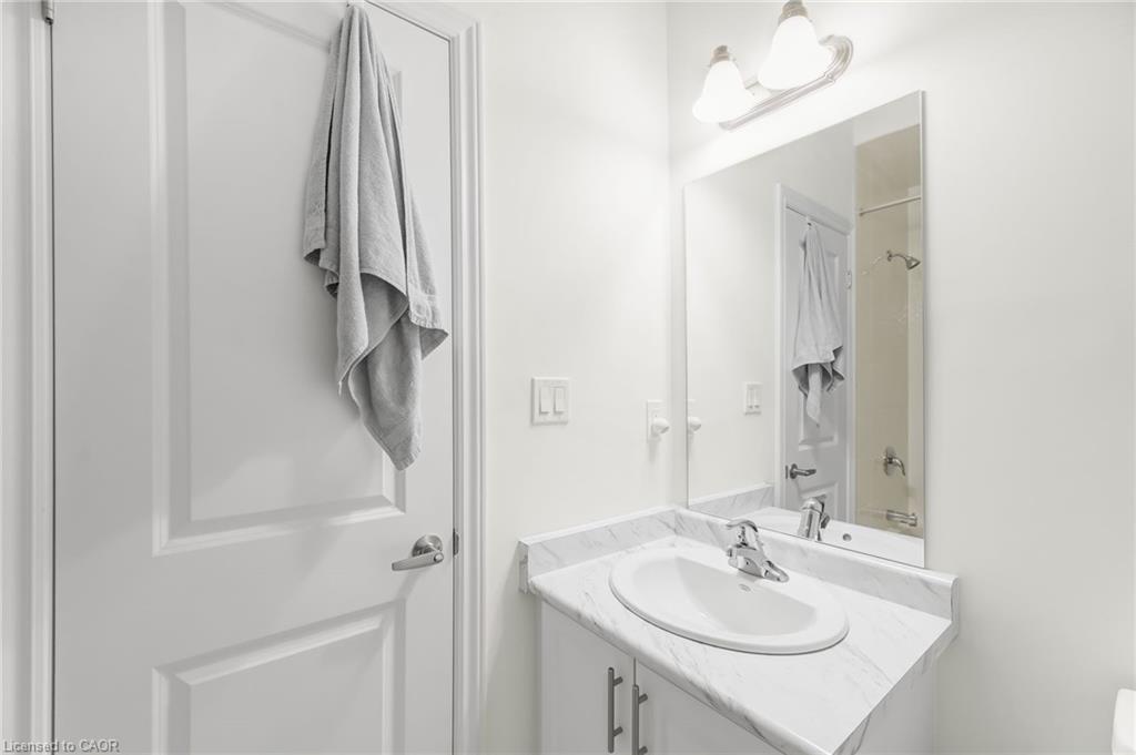 11 Harwood Street, Tillsonburg, ON - Indoor Photo Showing Bathroom