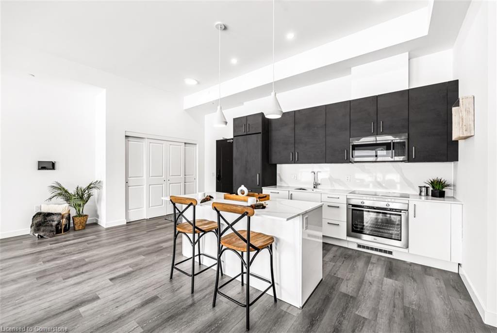 407-7549A Kalar Road, Niagara Falls, ON - Indoor Photo Showing Kitchen With Upgraded Kitchen