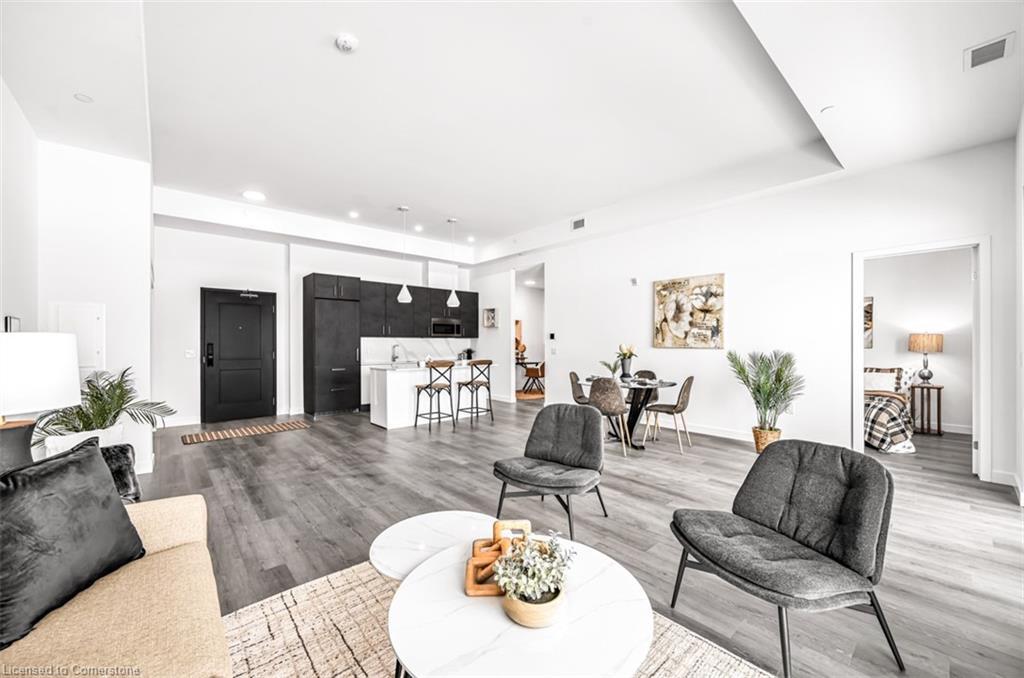 407-7549A Kalar Road, Niagara Falls, ON - Indoor Photo Showing Living Room