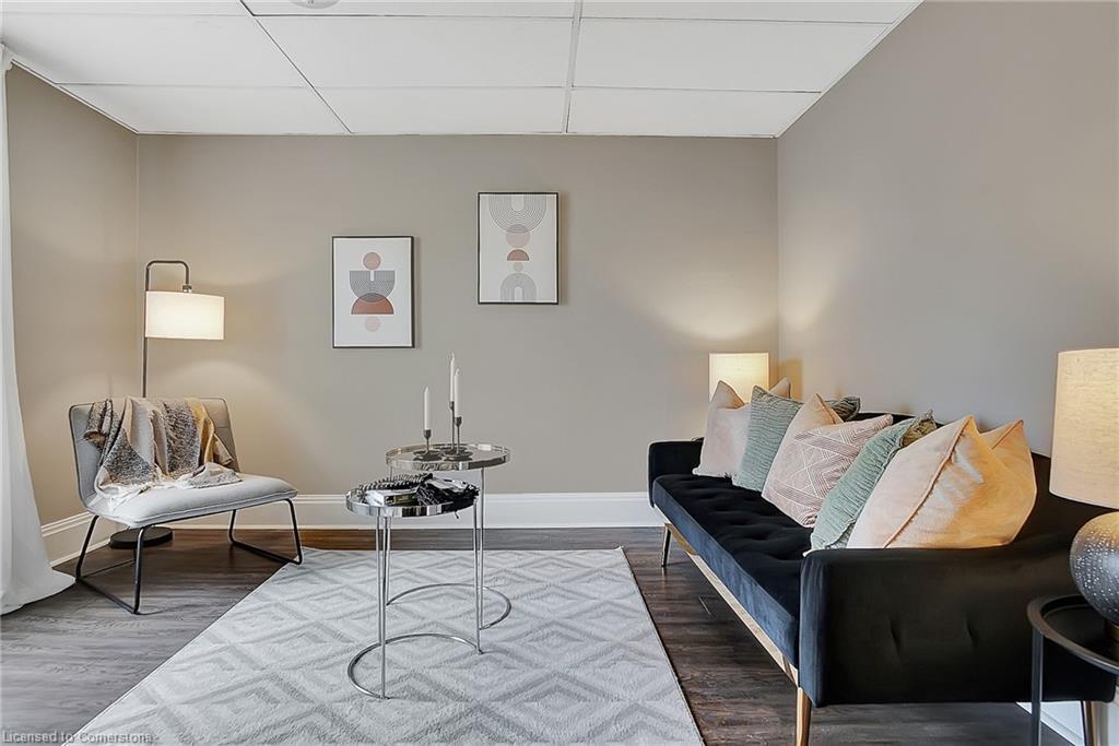 211 Dolph Street N, Cambridge, ON - Indoor