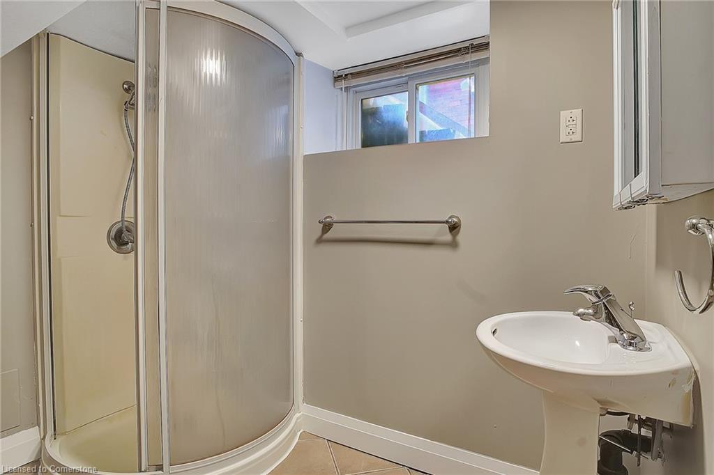 211 Dolph Street N, Cambridge, ON - Indoor Photo Showing Bathroom