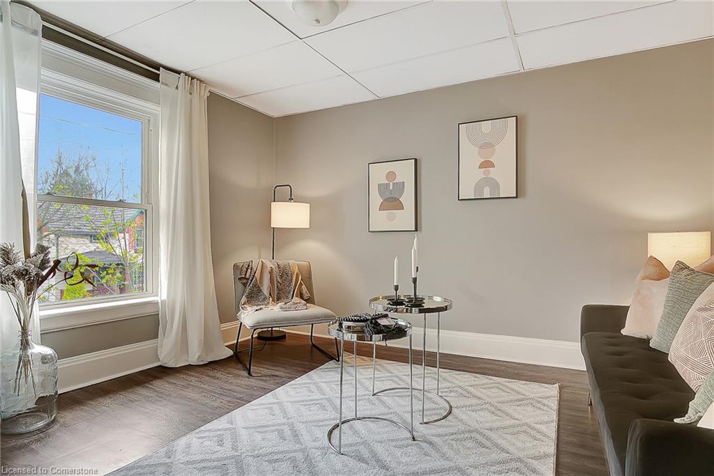 211 Dolph Street N, Cambridge, ON - Indoor