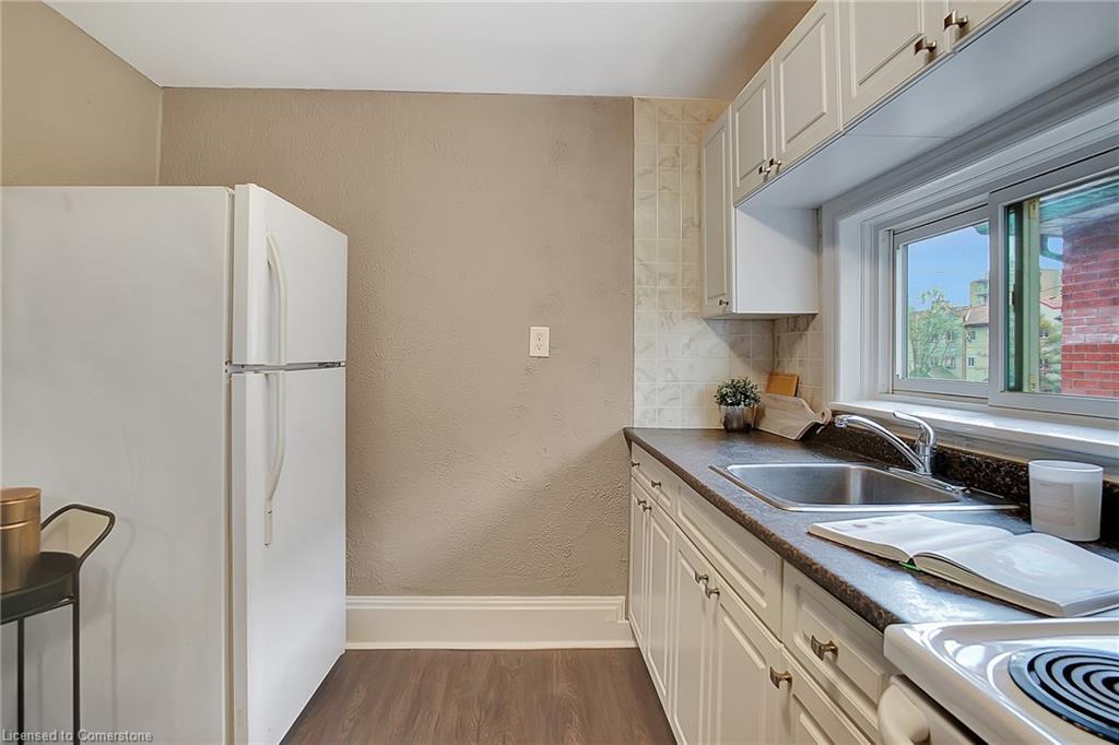 211 Dolph Street N, Cambridge, ON - Indoor Photo Showing Kitchen