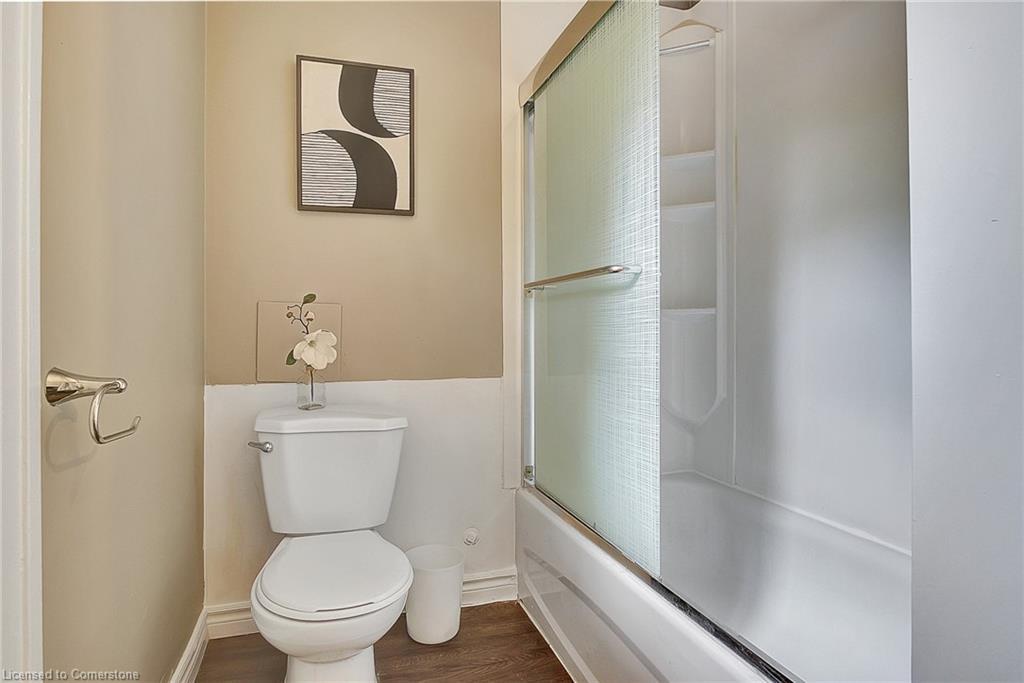 211 Dolph Street N, Cambridge, ON - Indoor Photo Showing Bathroom