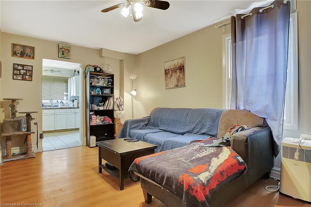 211 Dolph Street N, Cambridge, ON - Indoor Photo Showing Living Room