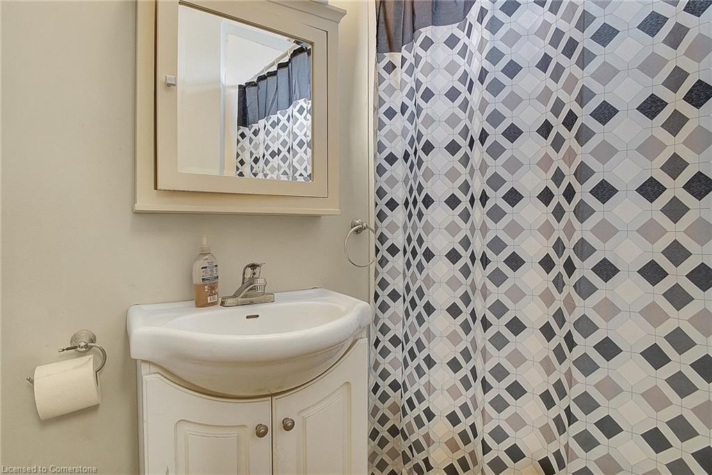 211 Dolph Street N, Cambridge, ON - Indoor Photo Showing Bathroom