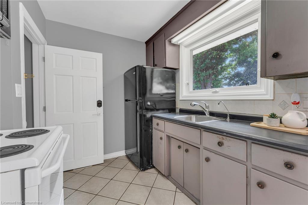 293 King George Road, Brantford, ON - Indoor Photo Showing Kitchen