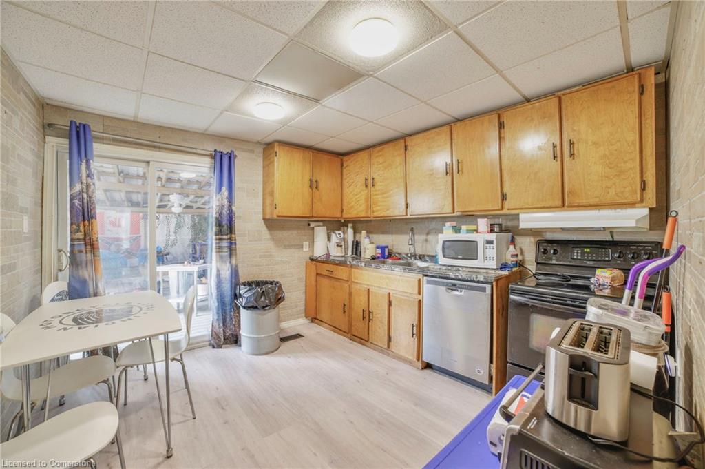 127 Province Street N, Hamilton, ON - Indoor Photo Showing Kitchen