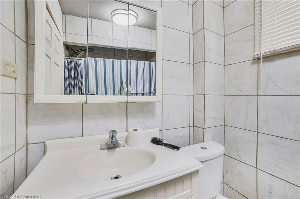 127 Province Street N, Hamilton, ON - Indoor Photo Showing Bathroom
