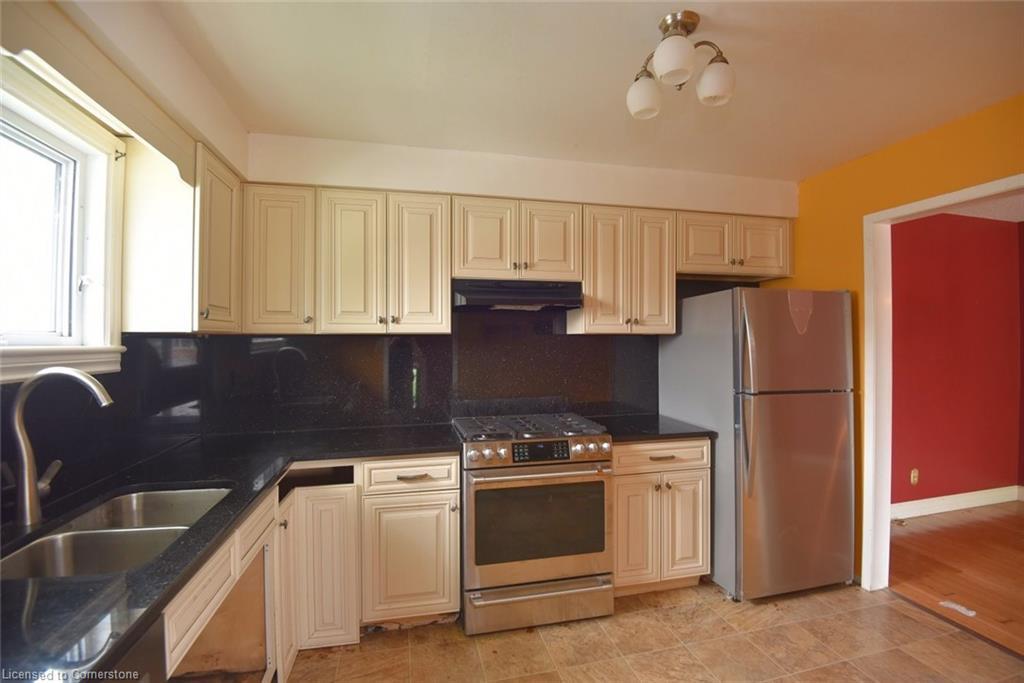 79 Barrington Drive, Welland, ON - Indoor Photo Showing Kitchen With Double Sink