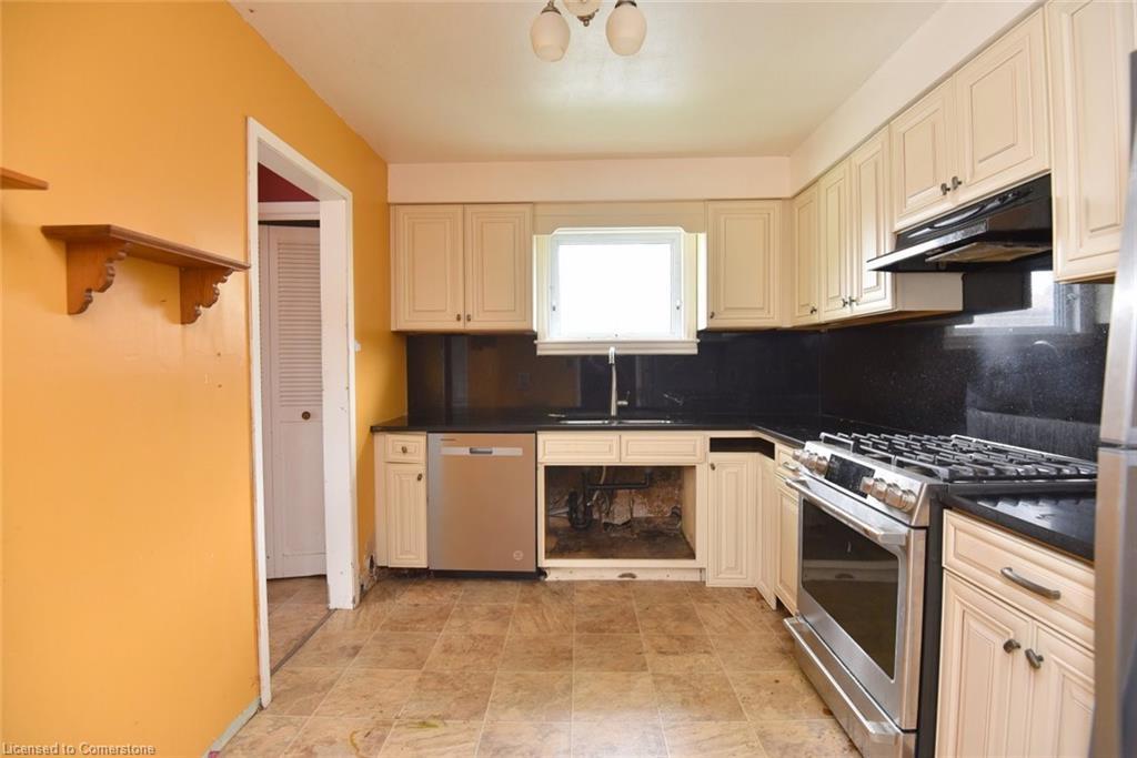 79 Barrington Drive, Welland, ON - Indoor Photo Showing Kitchen