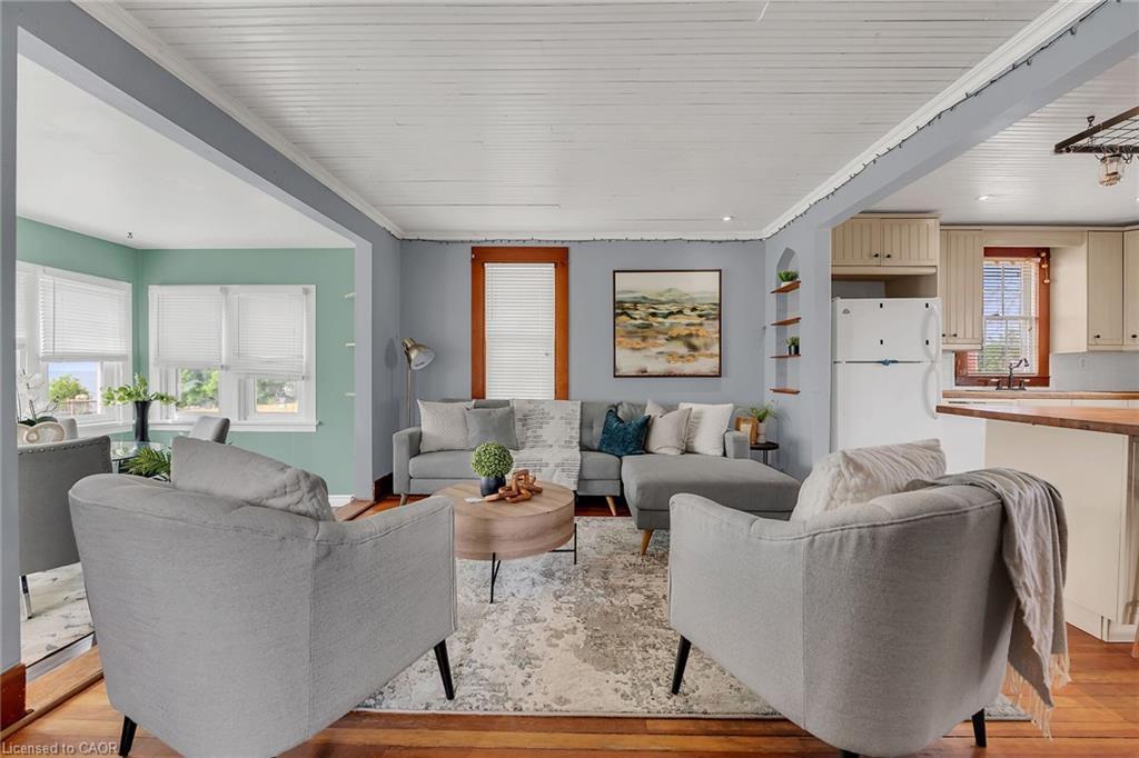 2689 North Shore Drive, Dunnville, ON - Indoor Photo Showing Living Room
