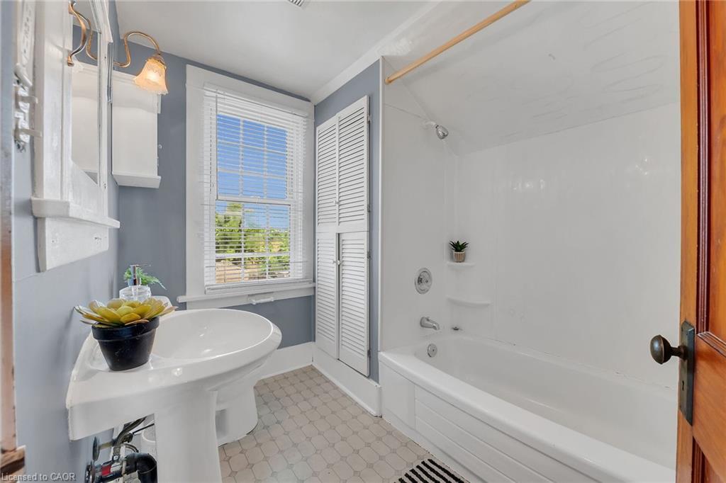 2689 North Shore Drive, Dunnville, ON - Indoor Photo Showing Bathroom