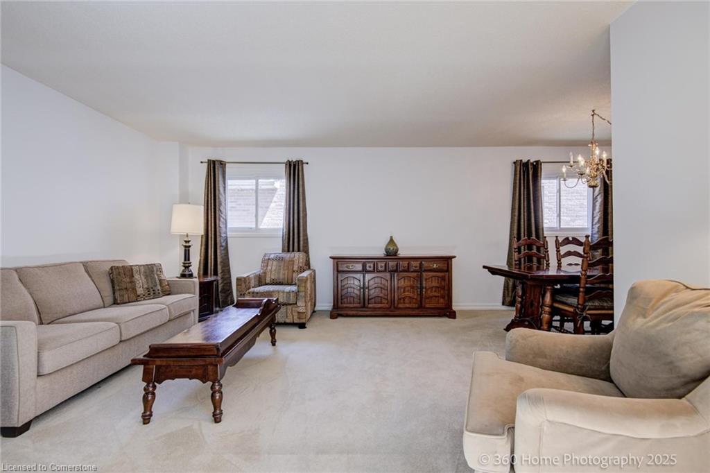 4425 Sawmill Valley Drive, Mississauga, ON - Indoor Photo Showing Living Room