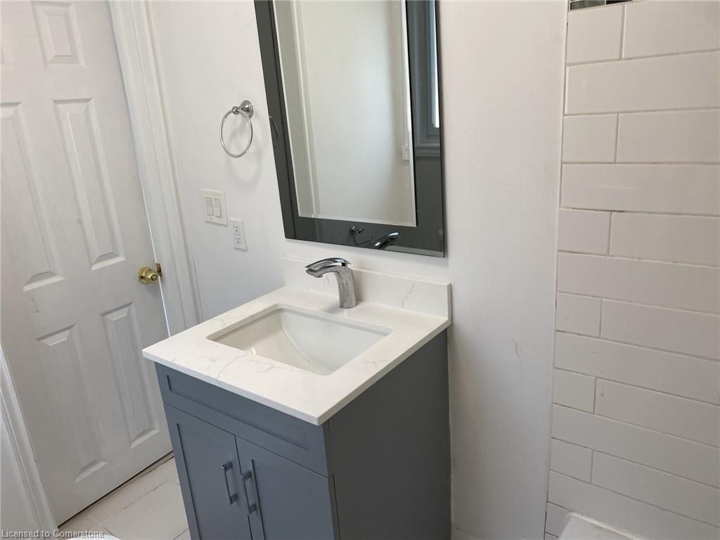1164 Cannon Street E, Hamilton, ON - Indoor Photo Showing Bathroom