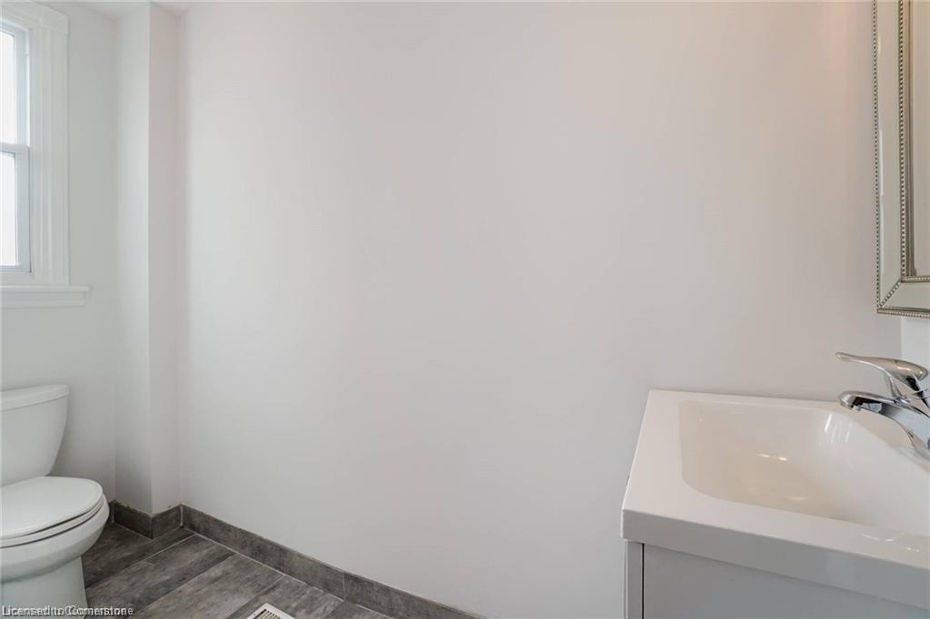 1164 Cannon Street E, Hamilton, ON - Indoor Photo Showing Bathroom