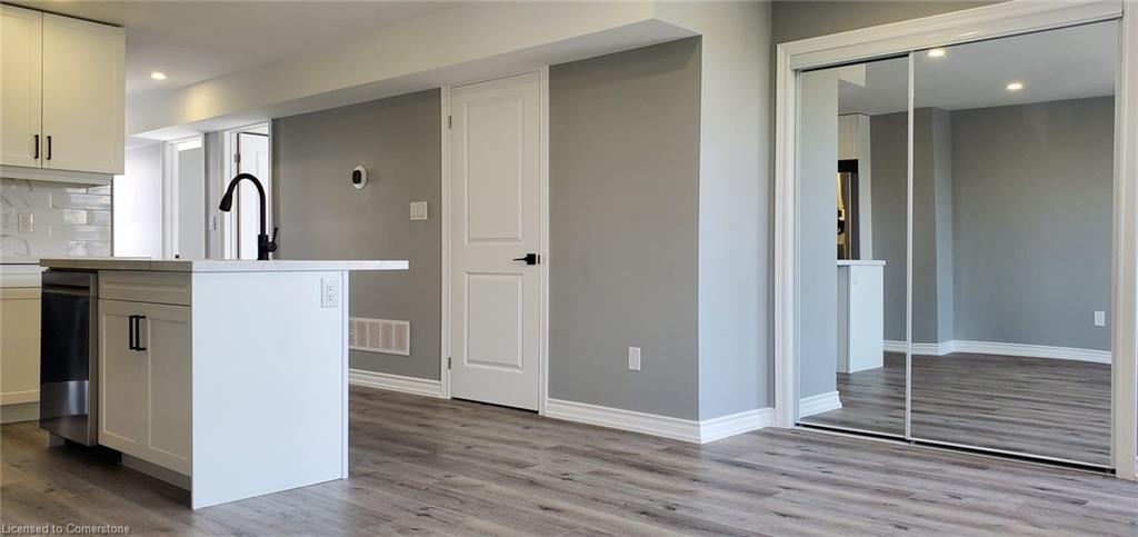 1-262 Ottawa Street N, Hamilton, ON - Indoor Photo Showing Kitchen