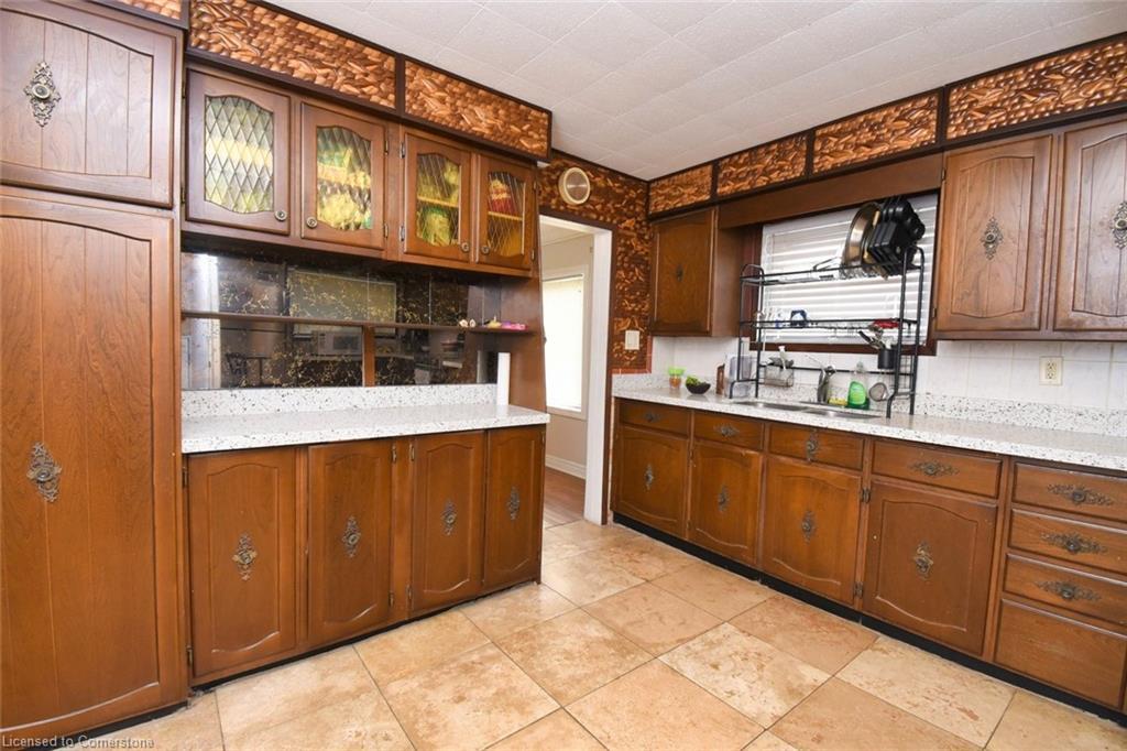 205 Ivon Avenue, Hamilton, ON - Indoor Photo Showing Kitchen