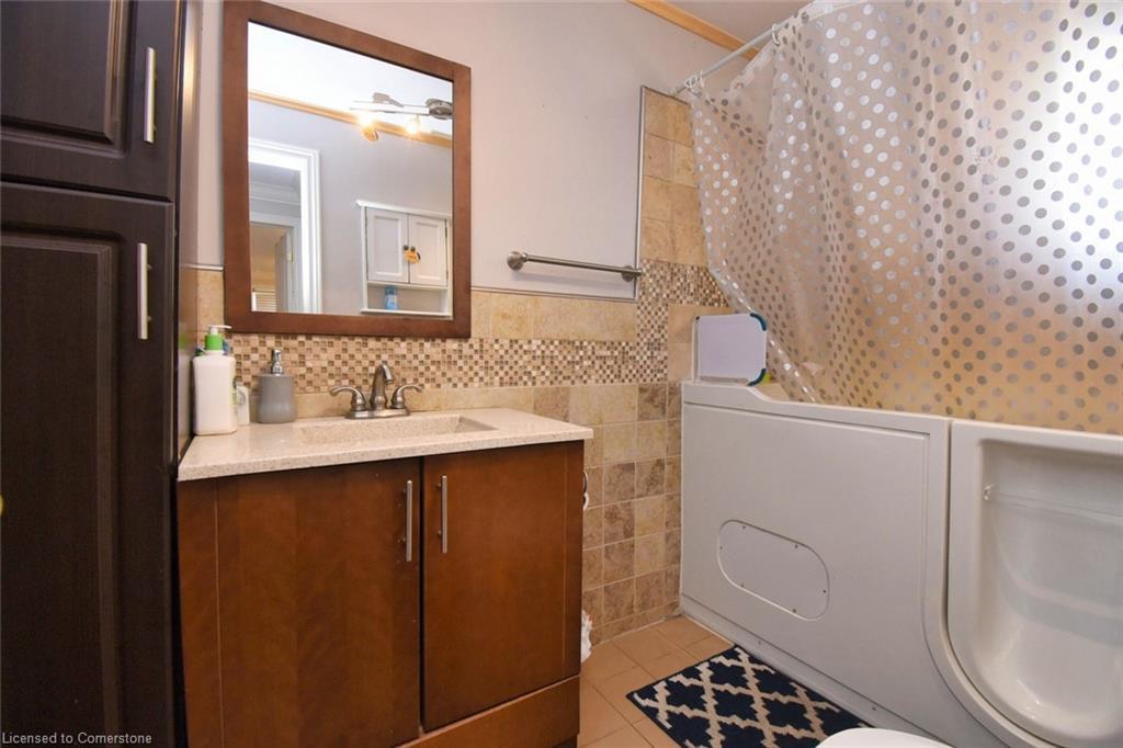 205 Ivon Avenue, Hamilton, ON - Indoor Photo Showing Bathroom