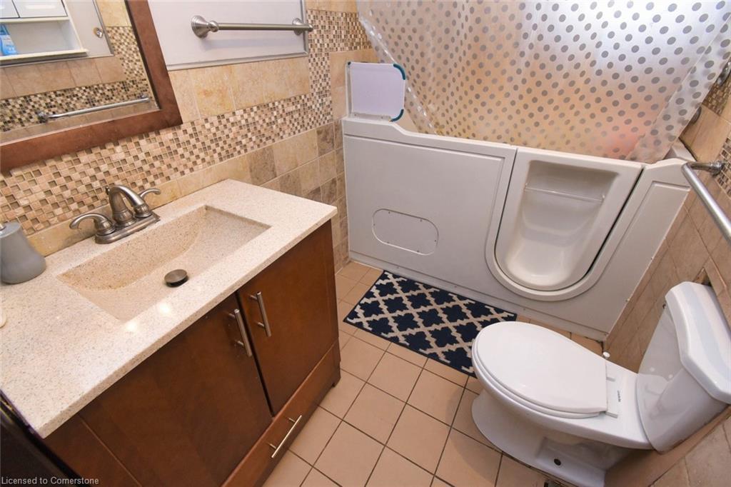 205 Ivon Avenue, Hamilton, ON - Indoor Photo Showing Bathroom