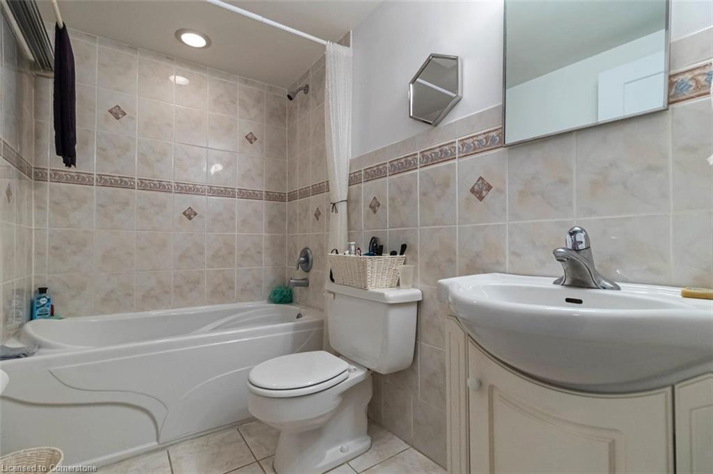 805-8 Woodman Drive S, Hamilton, ON - Indoor Photo Showing Bathroom