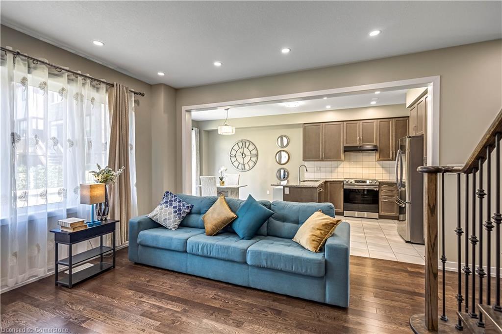 44 Santos Drive, Caledonia, ON - Indoor Photo Showing Living Room
